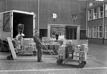 837807 Afbeelding van het laden van een vrachtauto van Van Gend & Loos met verfbussen van Sikkens te Leiden.